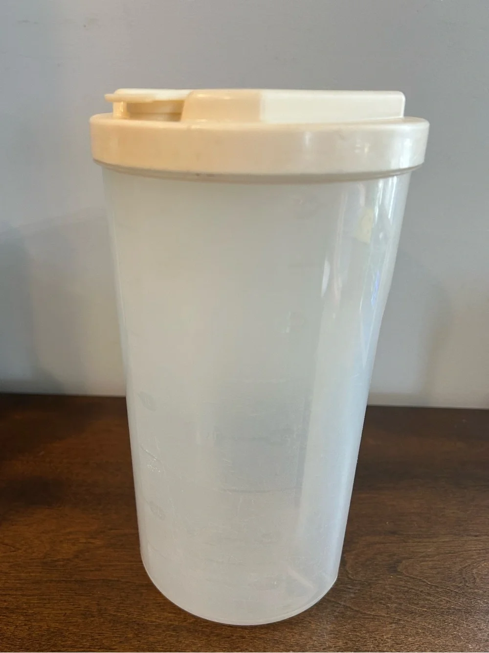 Vintage Rubbermaid 2 Qt Ez Grip Servin Saver Juice Drink Bottle Pitcher Lid Read